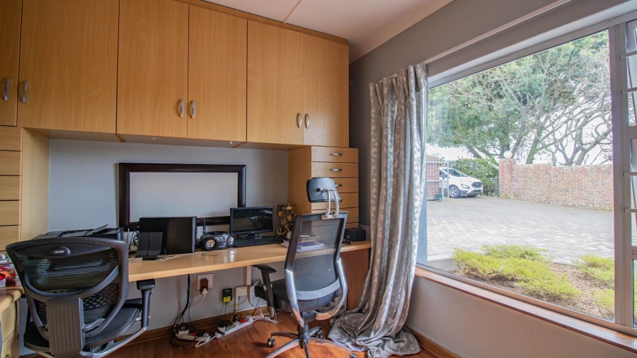 5 Bedroom Property for Sale in Beacon Bay Eastern Cape